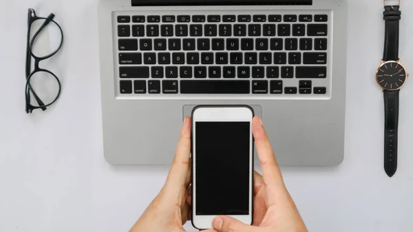 Akıllı telefon dizüstü bilgisayar, tablet kalem, gözlük ve beyaz arkaplan boşluğunda izle