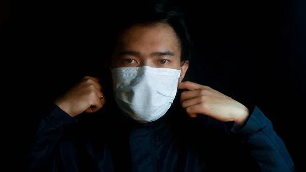 Asiatique Homme Portant Masque Protection Isolé Sur Fond — Photo