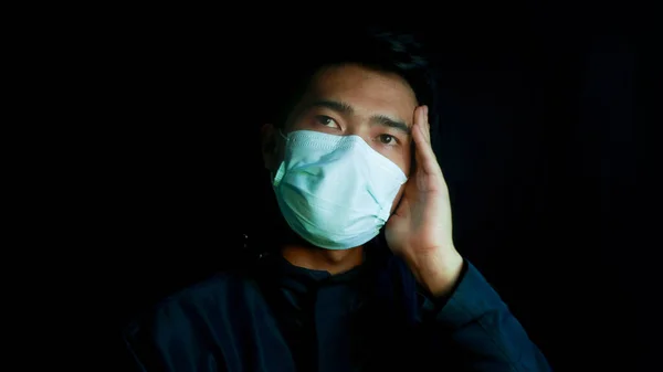 Asiático Homem Usando Máscara Protetora Isolado Sobre Fundo — Fotografia de Stock