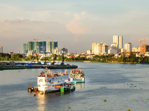 Hochiminh City, Vietnam - 2 Ağustos 2015: Sai Gon nehir Hochiminh City devam Unidentifield, Vietnam 2 Ağustos 2015 tarihinde en büyük şehir Hochiminh şehir ve Vietnam ekonomik merkezi olan yolcu gemisi seyahat.