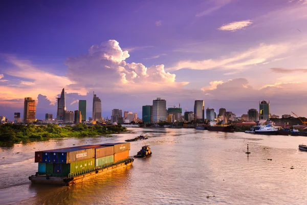 Hochiminh City, Vietnam - 2 Ağustos 2015: Nehir, konteyner yük gemisi su, konut ve sanayi kenti, Vietnam, 2 Ağustos 2015 riverside, sahne evinde deniz taşımacılığı