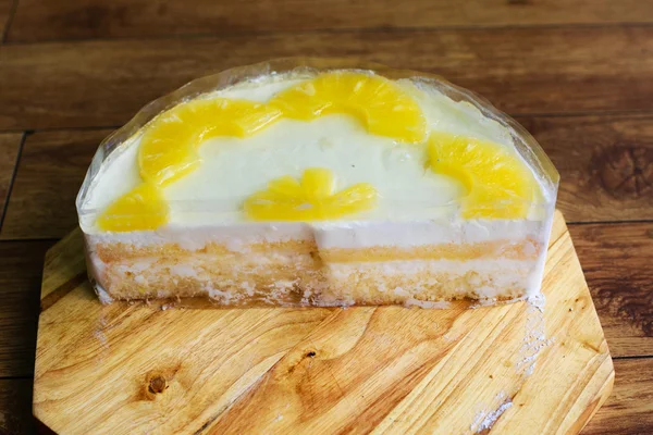 ananas ve yoğurt çırpılmış kremalı pasta