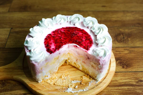 Strawberry cake on disc roundwood — Stock Photo, Image