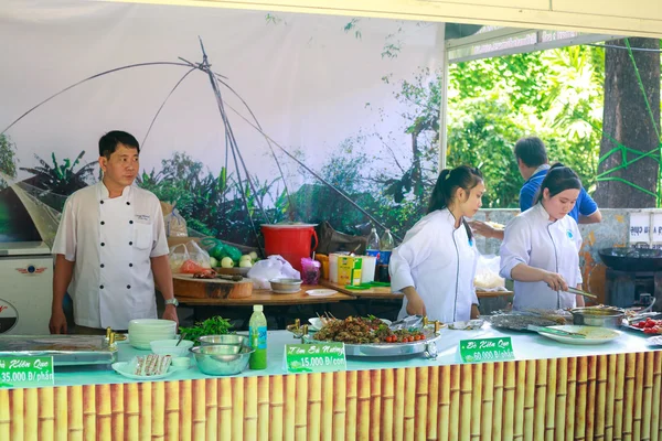 Hochiminh City, Vietnam - 28 de mayo de 2015: un puesto de comida en la feria de comida en Dam Sen Park en Hochiminh City, Vietnam — Foto de Stock