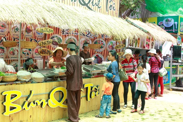 Hochiminh City, Vietnam - May 28, 2015: a food stall in the food fair at Dam Sen Park in Hochiminh City, Vietnam — Stockfoto