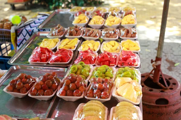 Hochiminh City, Vietnam - 28 de mayo de 2015: un puesto de frutas en la feria de comida en Dam Sen Park en Hochiminh City, Vietnam —  Fotos de Stock