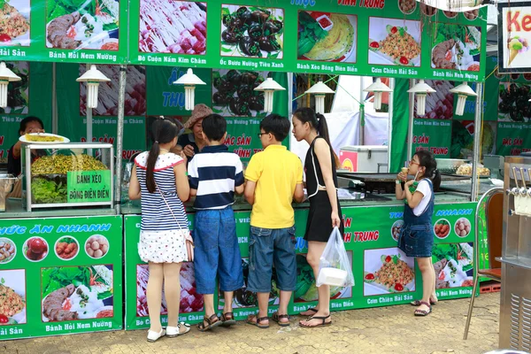 Hochiminh City, Vietnam - May 28, 2015: a food stall in the food fair at Dam Sen Park in Hochiminh City, Vietnam — Stockfoto