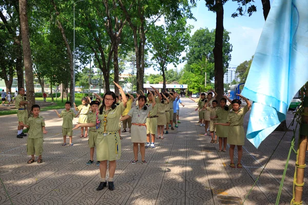 Hochiminh City, Vietnam - July 5, 2015: A weekly gatherings of unknown Scouts camping in a city park in HoChiMinh, Vietnam — Φωτογραφία Αρχείου