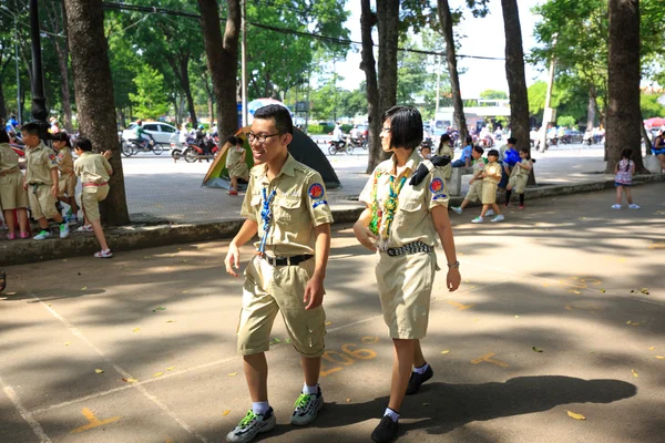 Hochiminh City, Vietnam - July 5, 2015: A weekly gatherings of unknown Scouts camping in a city park in HoChiMinh, Vietnam — Stock Photo, Image