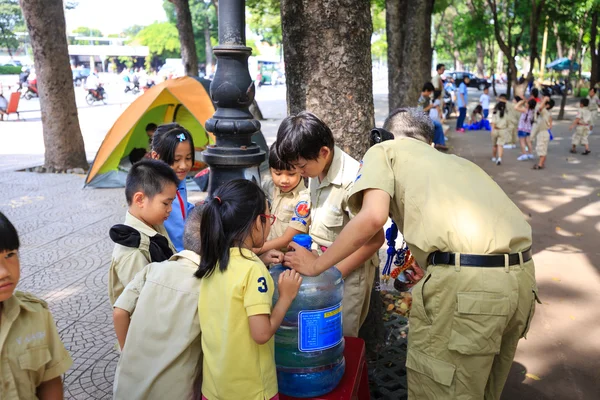 Hochiminh City, Vietnam - July 5, 2015: A weekly gatherings of unknown Scouts camping in a city park in HoChiMinh, Vietnam — Stock Photo, Image