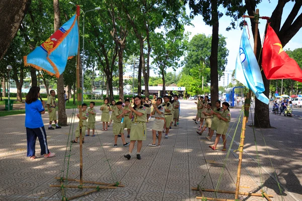 Hochiminh City, Vietnam - 5 juillet 2015 : Un rassemblement hebdomadaire de scouts inconnus campant dans un parc urbain à HoChiMinh, Vietnam — Photo