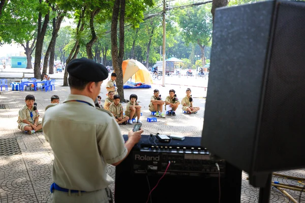 Hochiminh City, Vietnam - 5 juillet 2015 : Un rassemblement hebdomadaire de scouts inconnus campant dans un parc urbain à HoChiMinh, Vietnam — Photo