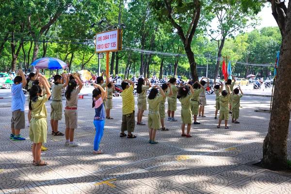 Hochiminh City, Vietnam - 5 juillet 2015 : Un rassemblement hebdomadaire de scouts inconnus campant dans un parc urbain à HoChiMinh, Vietnam — Photo