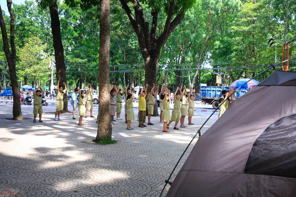 Hochiminh City, Vietnam - July 5, 2015: A weekly gatherings of unknown Scouts camping in a city park in HoChiMinh, Vietnam — Stock Photo, Image