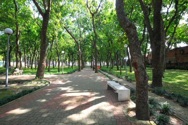 Ho Chi Minh city, Viet nam - July 5, 2015: benches and walkway in a park in Ho Chi Minh City — Stok fotoğraf