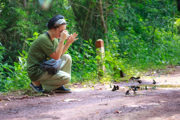 Mada forest, DongNai, Vietnam - July 11, 2015: a passionate woman photographing butterflies in the Ma Da forest, Vietnam — 图库照片