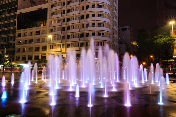 Cidade de Ho Chi Minh, Vietnã - 18 de julho de 2015: o aspersor de luzes e descolorido em uma rua pedonal no centro de Nguyen Hue para Saigon à noite — Fotografia de Stock