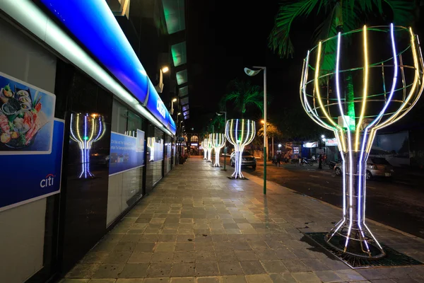 Cidade de Ho Chi Minh, Vietnã - 18 de julho de 2015: luzes acesas nas ruas ao redor da rua pedonal no centro de Nguyen Hue a Saigon à noite — Fotografia de Stock