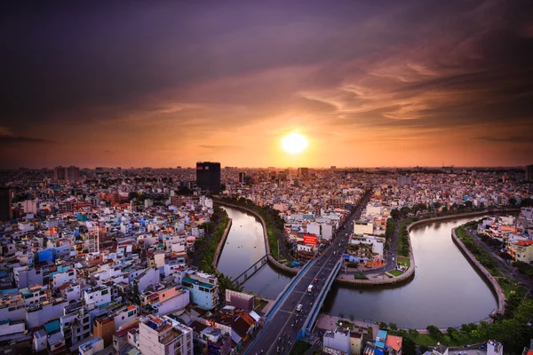 Hochiminh City, Vietnam - 24 de julio de 2015: Saigón ribera con la carretera a través del canal y casas múltiples Loc, Ho Chi Minh City, Vietnam. La forma parece un tiro con arco —  Fotos de Stock