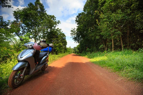 Bosque Ma Da, Dong Nai, Vietnam - 26 de julio de 2015: un viaje de aventura en motocicleta en Ma Da bosque en el camino de tierra roja, explorar bosque tropical — Foto de Stock