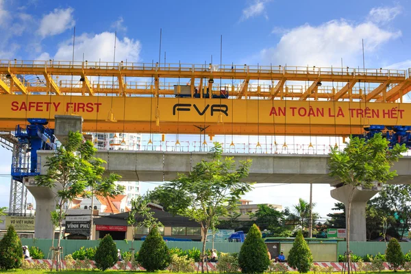 Hochiminh City, Vietnam - 2 de julio de 2015: grúa gigante elevando el haz de beton por los Pilares, preparándose para las líneas del metro — Foto de Stock