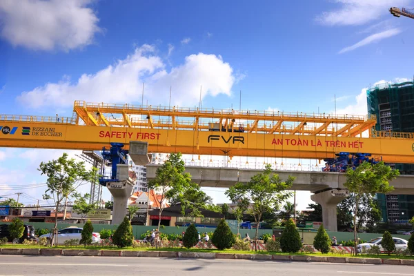 Hochiminh City, Vietnam - 2 de julio de 2015: grúa gigante elevando el haz de beton por los Pilares, preparándose para las líneas del metro — Foto de Stock