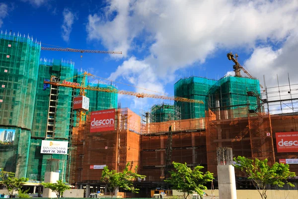 Ho Chi Minh City, Vietnam - 2 de julio de 2015: La construcción del paisaje del edificio de condominios en la ciudad de HoChiMinh está muy desarrollada. Es la ciudad más grande y el centro económico de la ciudad de Hochiminh en Vietnam . — Foto de Stock