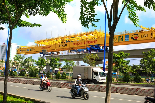 Hochiminh City, Vietnam - 2 juillet 2015 : grue géante hissant le faisceau béton vers le haut des piliers, se préparer pour les lignes de métro — Photo