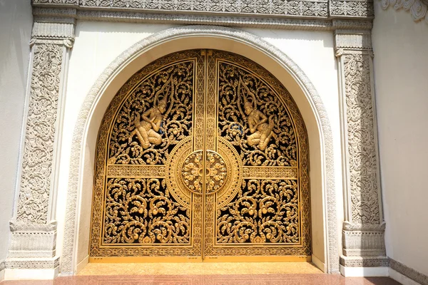 Ho Chi Minh City, Vietnam - July 2, 2015: the main gate of the Buddhist Temples Buu Long in Ho Chi Minh City, Vietnam. This very heavy gates, cast bronze and gilded — Stock Photo, Image