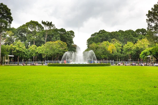 Hochiminh City, Vietnam - July 8, 2015: Fountain in front of Reunification Palace former Independence Palace, architect Ngo Viet Thu, circa 1966. It was used as headquarters by the South Vietnamese when the Vietnam War cabinet. — стокове фото