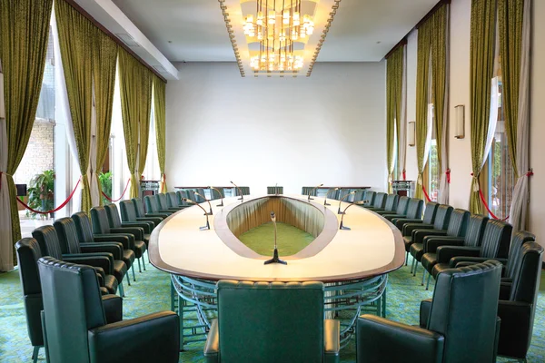 Hochiminh City, Vietnam - July 8, 2015: Reception room at the Reunification Palace, Ngo Viet Thu By architect, circa 1966. It was used as headquarters by the South Vietnamese Vietnam War the cabinet. — Stock Photo, Image