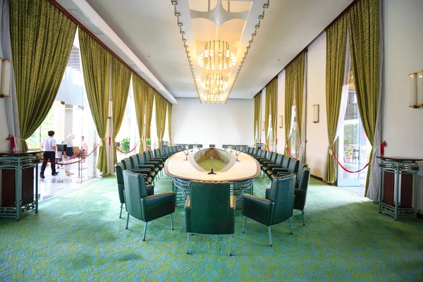 Hochiminh City, Vietnam - July 8, 2015: Reception room at the Reunification Palace, Ngo Viet Thu By architect, circa 1966. It was used as headquarters by the South Vietnamese Vietnam War the cabinet. — Stock Photo, Image