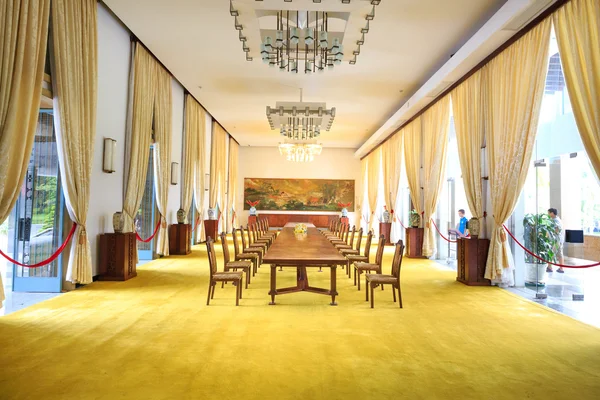 Hochiminh City, Vietnam - July 8, 2015: Reception room at the Reunification Palace, Ngo Viet Thu By architect, circa 1966. It was used as headquarters by the South Vietnamese Vietnam War the cabinet. — Stock Photo, Image