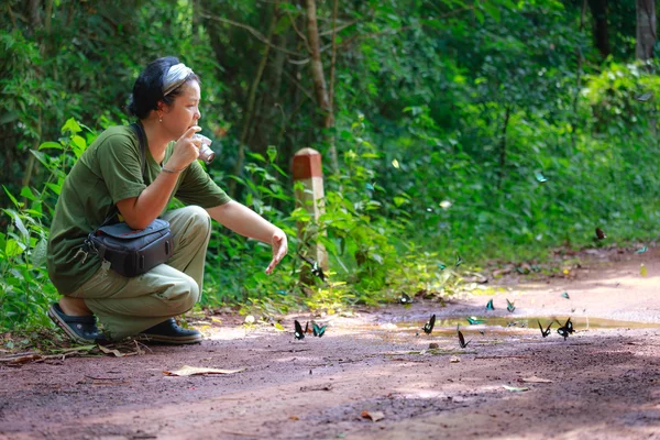 Mada forest, DongNai, Vietnam - 11 luglio 2015: una donna appassionata che fotografa farfalle nella foresta di Ma Da, Vietnam — Foto Stock