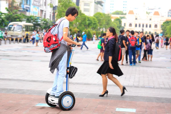 Hochiminh City, Vietnam - 8 Temmuz 2015: bir Segway elektrikli araç iki tekerlek üzerinde bir genç tur gezi gyropode Street Nguyen ton yürüyüş sokak, Hochiminh şehir merkezi kişini