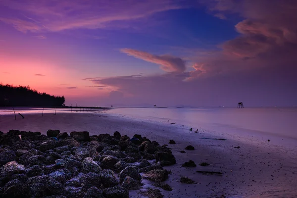 Lever du soleil à l'aube sur un magnifique paysage côtier rocheux à Cangio, Vietnam — Photo