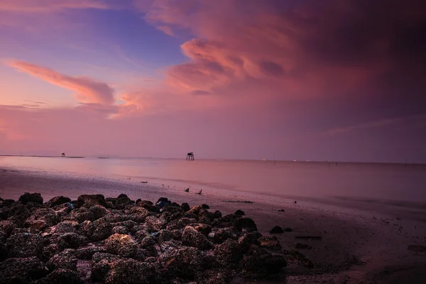夜明けに昇る朝日 cangio、ベトナムの美しい岩の多い海岸線風景 — ストック写真