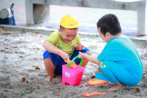 Hochiminh City, Vietnam - June 21, 2015: Unknown, two cute little boys playing in the sand at the city park HoChiMinh, Vietnam — Stock Photo, Image