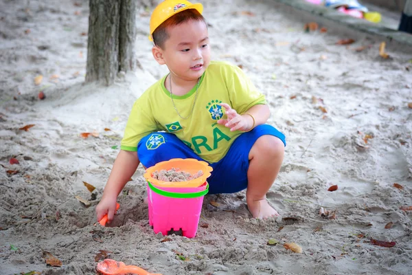 Hochiminh City, Vietnam - June 21, 2015: unidentified, cute boy playing alone in a park sand in Ho Chi Minh City, Vietnam — Stock Photo, Image