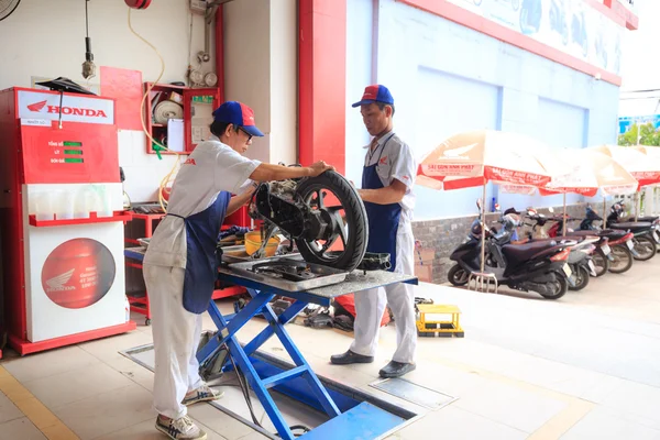 Hochiminh city, vietnam - 23. Juni 2015: professioneller Motorradreparateur in einem Service-Zentrum für Honda-Motorräder in ho chi minh city, vietnam — Stockfoto