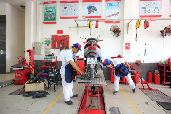 Hochiminh City, Vietnam - 23 juin 2015 : réparateur de moto professionnel dans un centre de service de motos Honda à Ho Chi Minh Ville, Vietnam — Photo