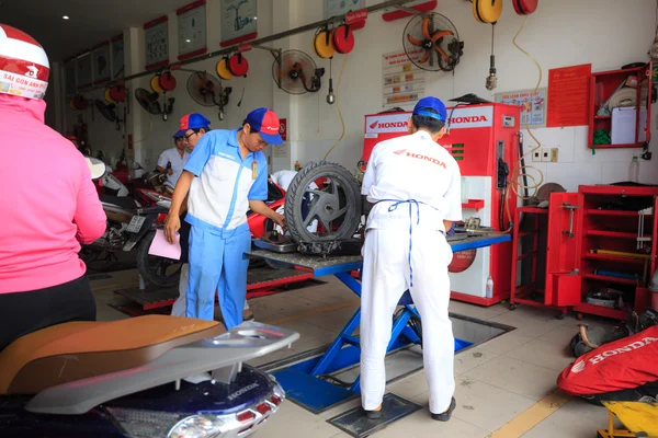 Hochiminh City, Vietnam - 23 juin 2015 : réparateur de moto professionnel dans un centre de service de motos Honda à Ho Chi Minh Ville, Vietnam — Photo