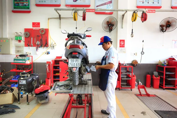 Hochiminh city, vietnam - 23. Juni 2015: professioneller Motorradreparateur in einem Service-Zentrum für Honda-Motorräder in ho chi minh city, vietnam — Stockfoto