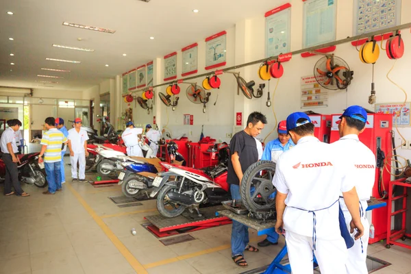 Фелиминь, Вьетнам - 23 июня 2015 года: профессиональный ремонтник мотоциклов в сервисном центре мотоциклов Honda в Хошимине, Вьетнам — стоковое фото