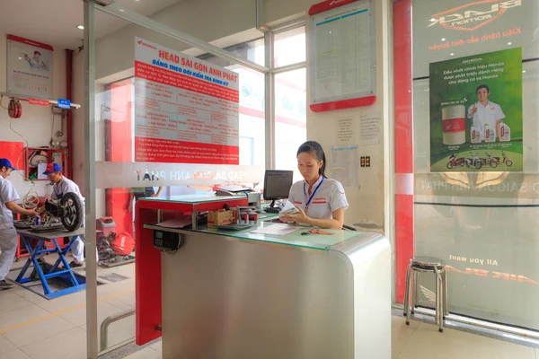 Hochiminh-Ville, Vietnam - 23 juin 2015 : caissier dans un centre de service de motos Honda à Ho Chi Minh-Ville, Vietnam — Photo