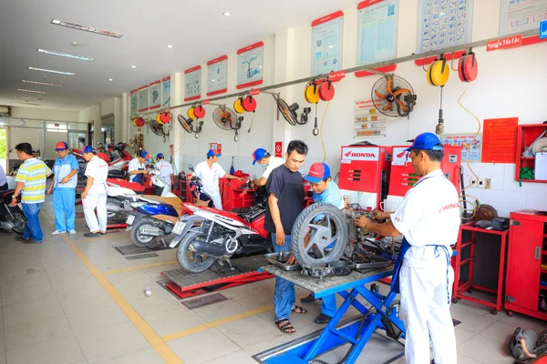 Hochiminh City, Vietnam - 23 juin 2015 : réparateur de moto professionnel dans un centre de service de motos Honda à Ho Chi Minh Ville, Vietnam — Photo