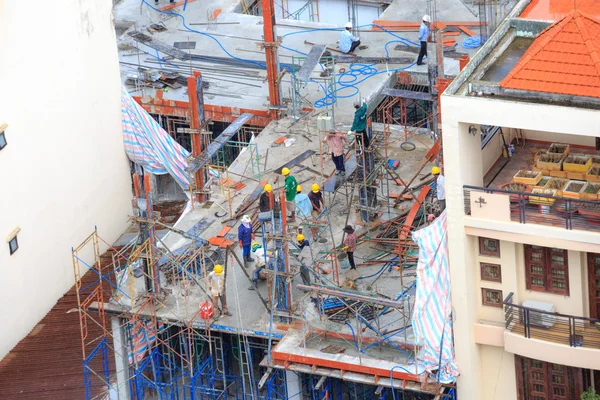 Hochiminh City, Vietnam - 25 de junio de 2015: Construcción de viviendas civiles en Ho Chi Minh City, Vietnam — Foto de Stock