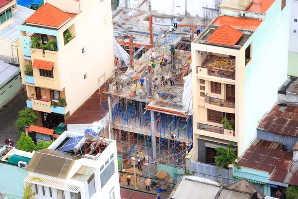 Hochiminh City, Vietnam - 25 de junio de 2015: Construcción de viviendas civiles en Ho Chi Minh City, Vietnam — Foto de Stock