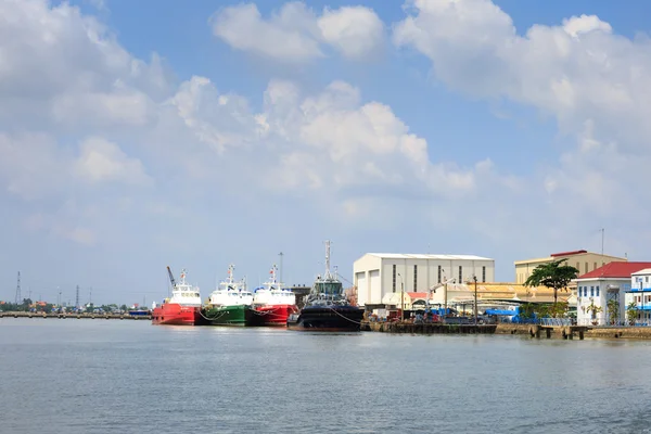 Ho Chi Minh City, Vietnam - June 27, 2015 - a ship repair factory is operating on a river in HoChiMinh City, Vietnam — 스톡 사진