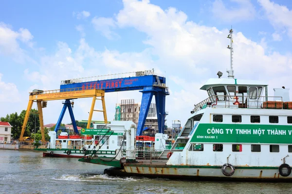 Ho Chi Minh-Ville, Vietnam - 27 juin 2015 - un ferry actif transportant des véhicules et des passagers à travers le transport fluvial à HoChiMinh-Ville, Vietnam — Photo